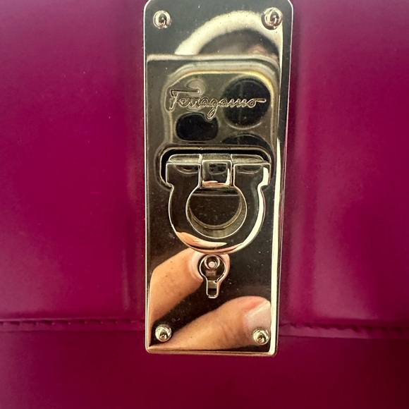 New Salvatore Ferragamo women’s bag with dust bag included - Picture 5 of 16